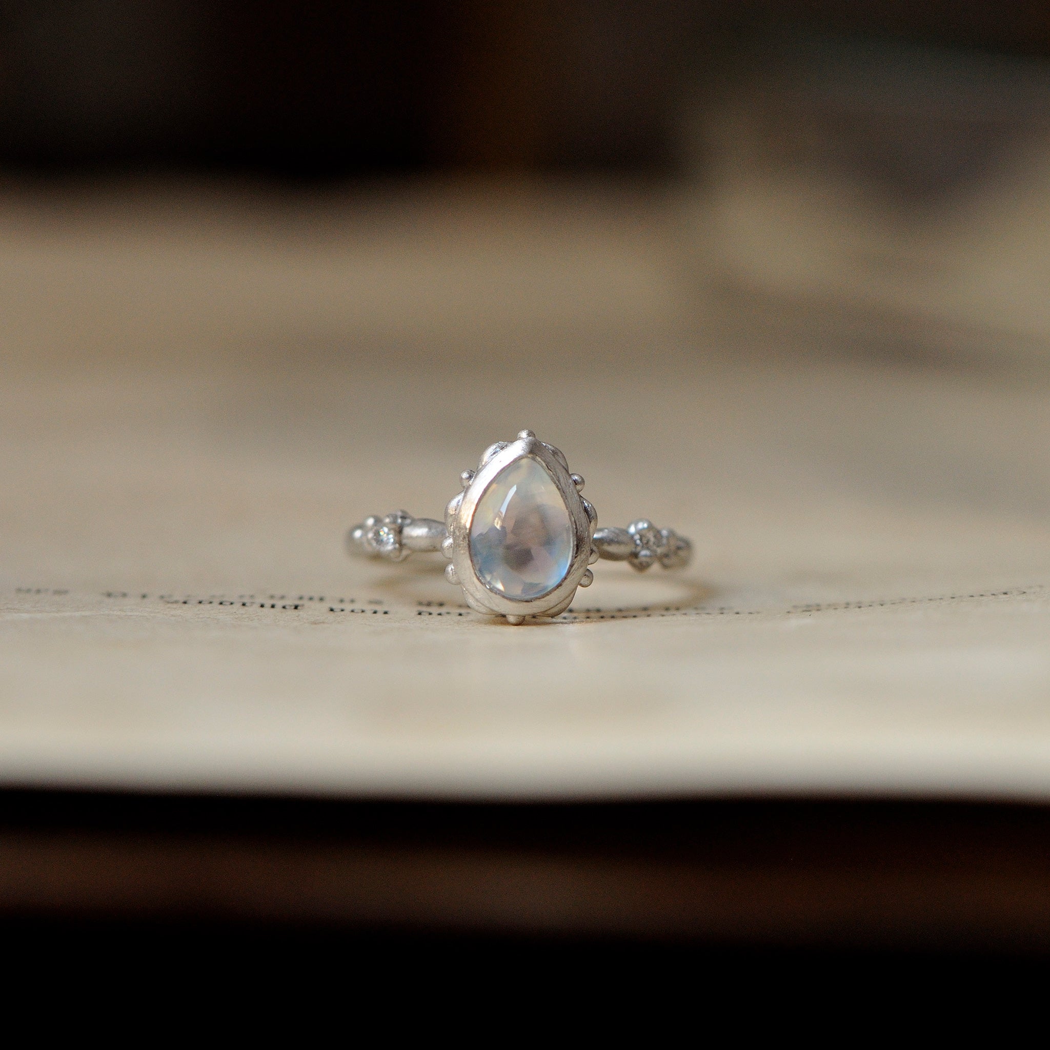 relax line puffsleeve ring　ムーンストーンリング