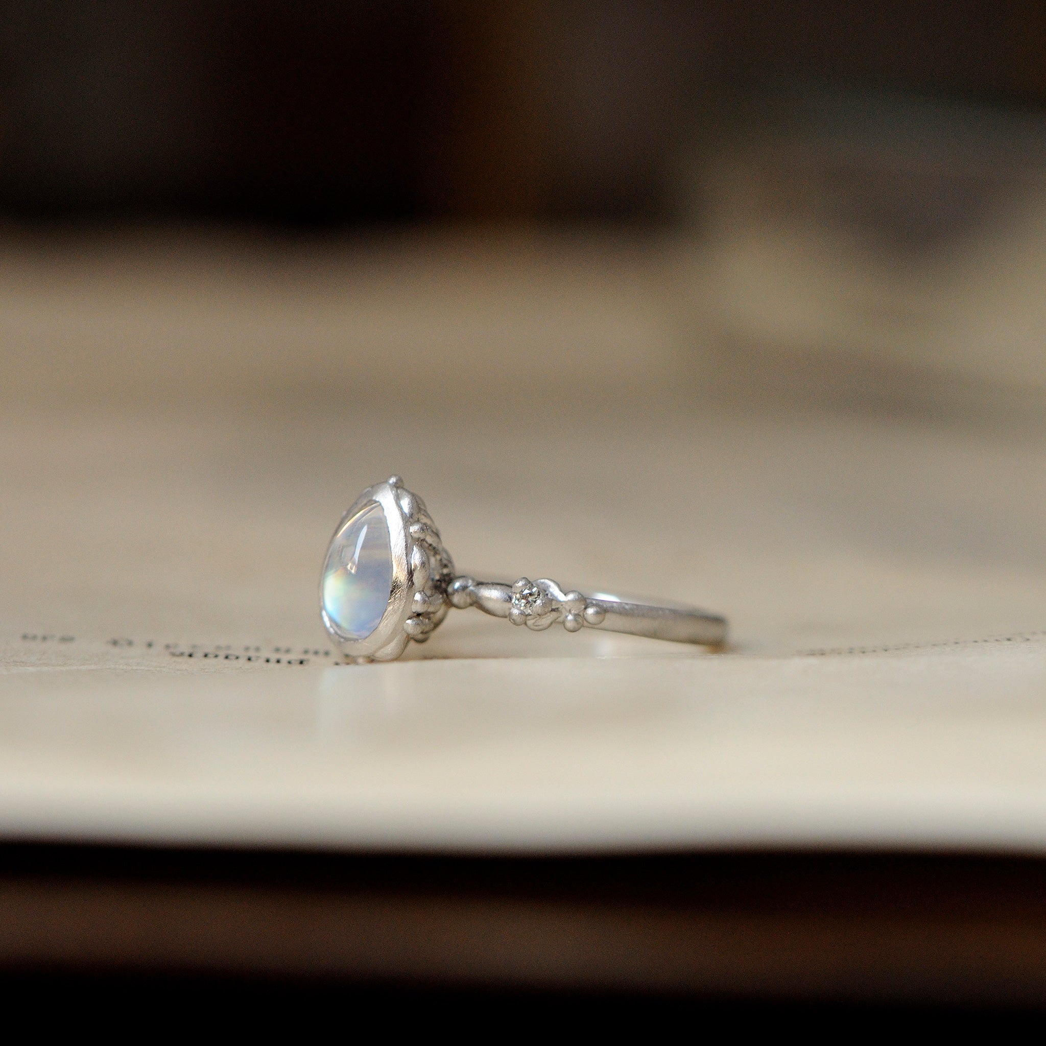 relax line puffsleeve ring　ムーンストーンリング