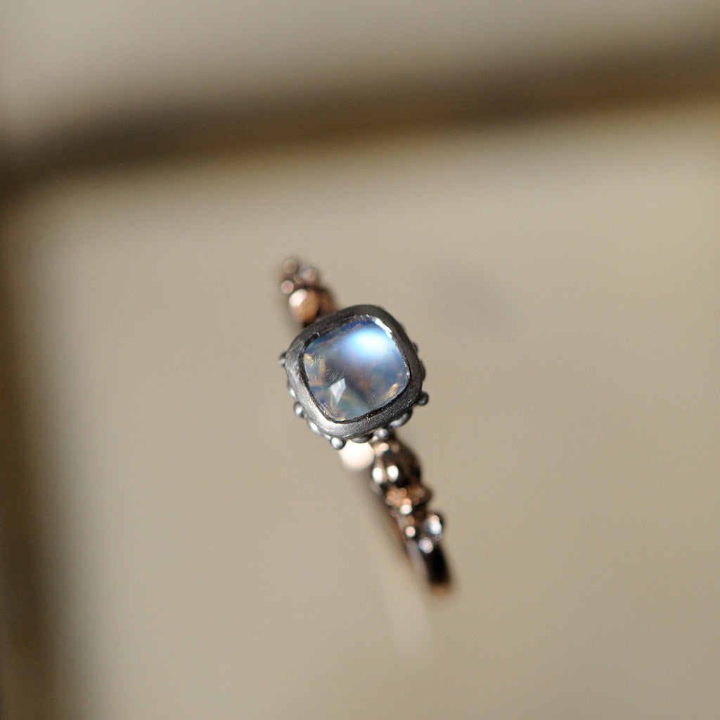 relax line puffsleeve ring　ムーンストーンリング