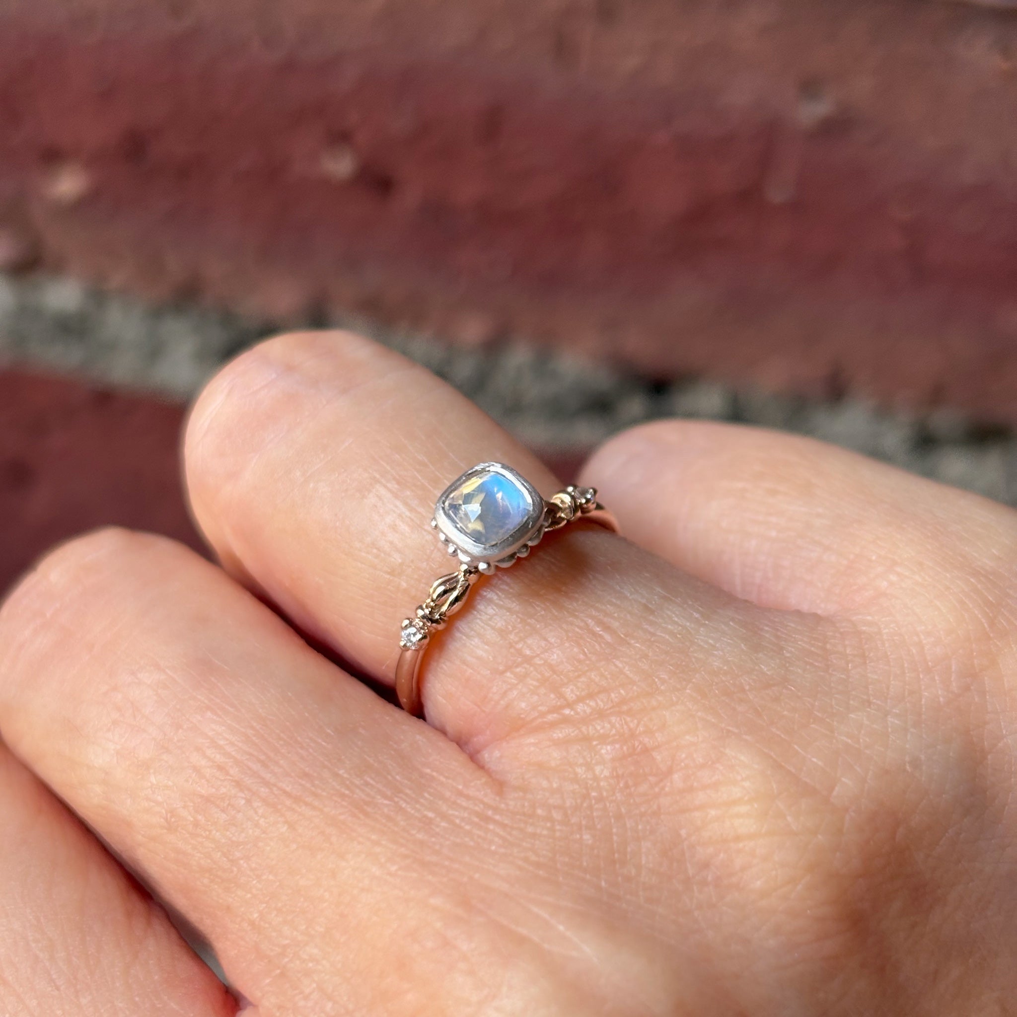 relax line puffsleeve ring　ムーンストーンリング