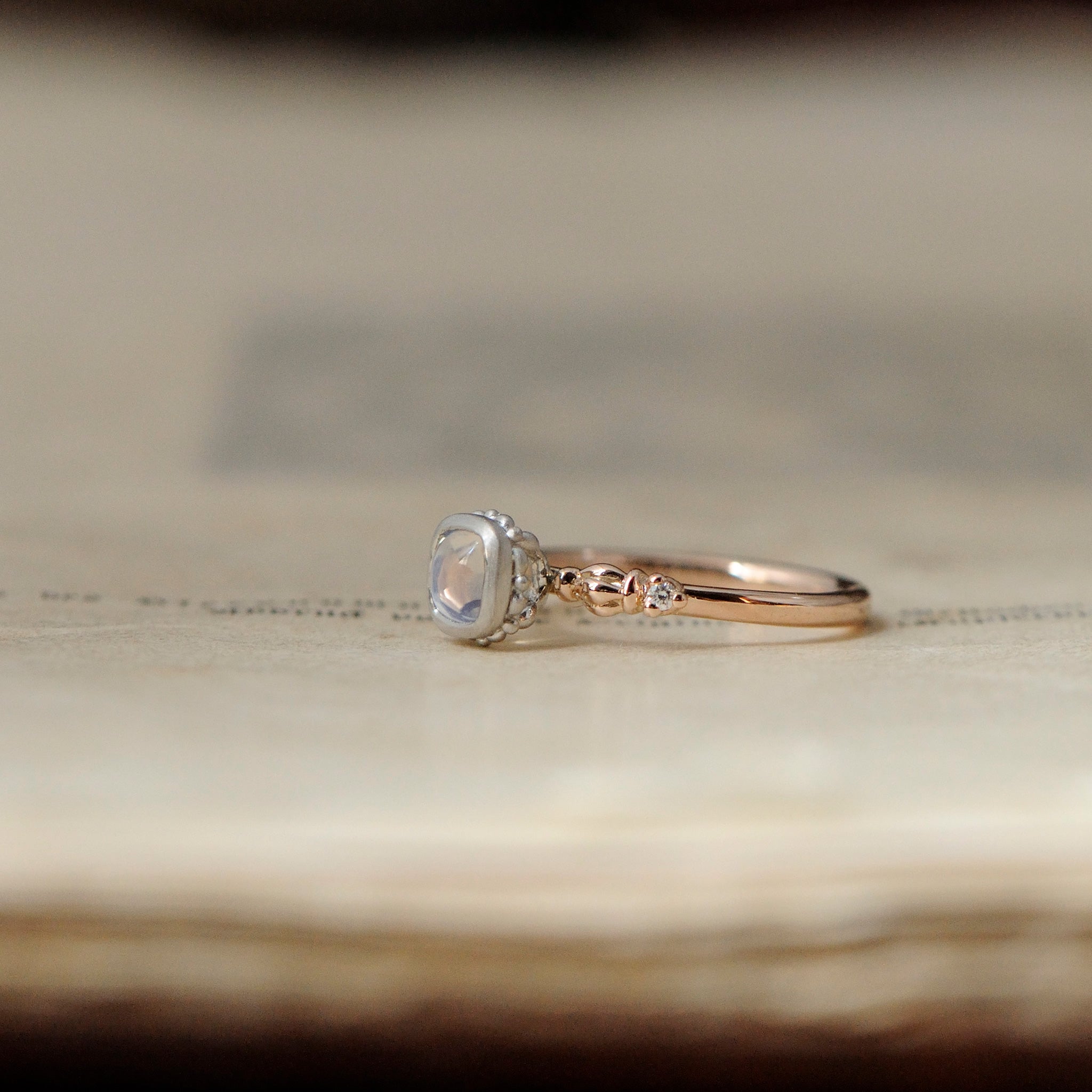 relax line puffsleeve ring　ムーンストーンリング