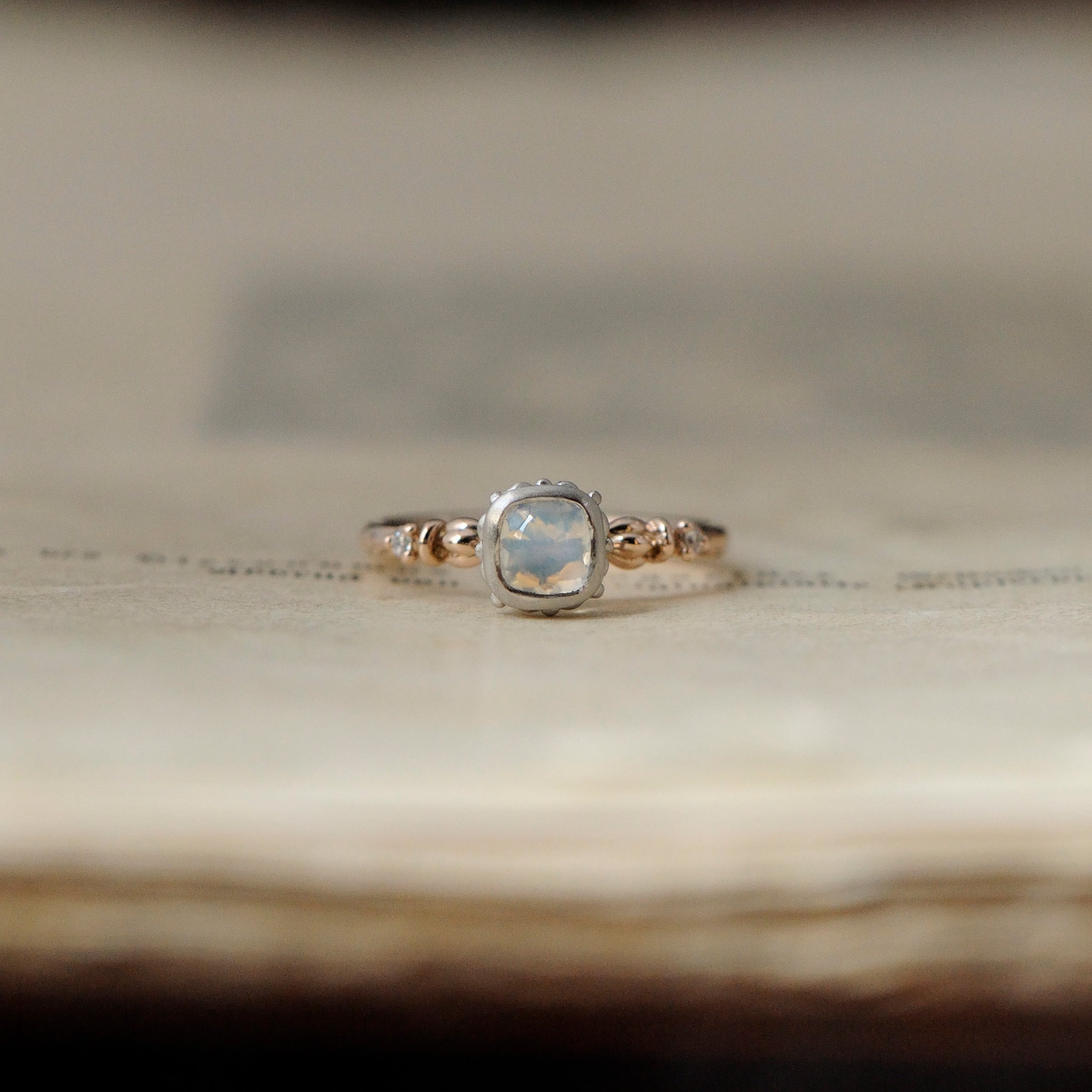 relax line puffsleeve ring　ムーンストーンリング