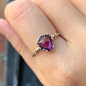 relax line puffsleeve ring Goethite in Amethyst